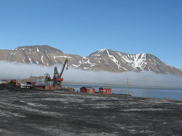 longyearbyen_roland_07july 253.jpg - Ce qui nous laisse le temps de contempler l'ancien port, trace d'un passé minier encore récent.